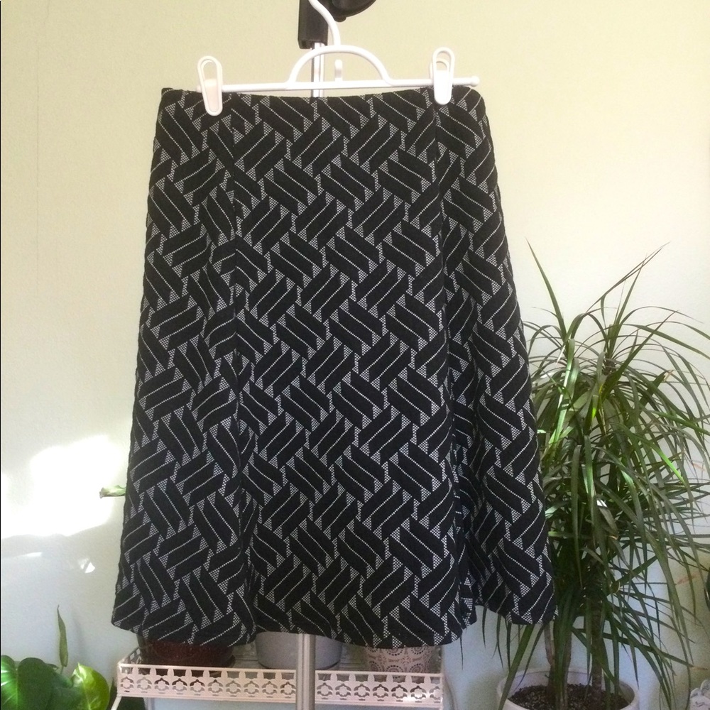 Gray & black pattern skirt